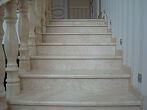 Мраморная лестница Крема с балясинами и перилами